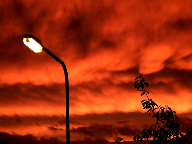 Foto vista de ângulo baixo da luz da rua contra o céu dramático