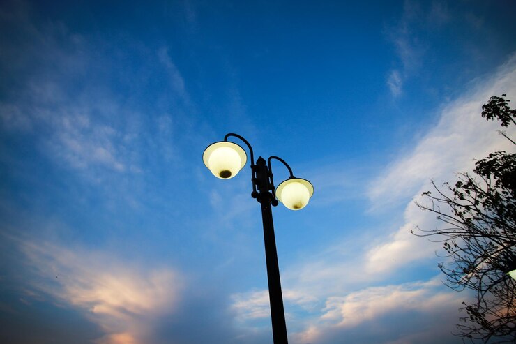 Foto vista de ângulo baixo da luz da rua contra o céu