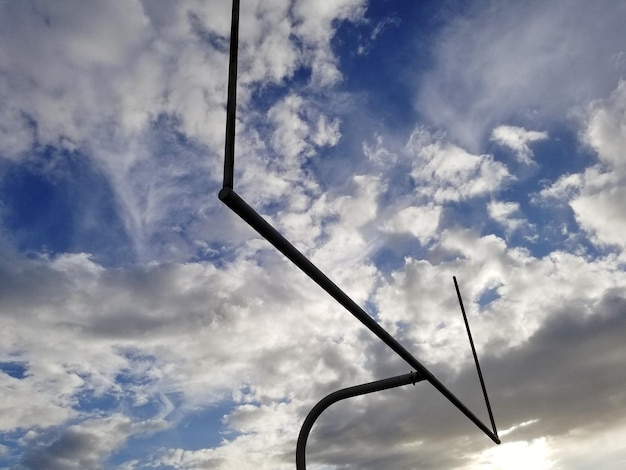 Foto vista de ângulo baixo da luz da rua contra o céu