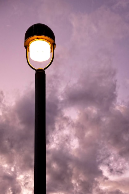 Vista de ângulo baixo da luz da rua contra o céu