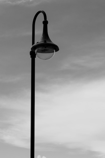 Foto vista de ângulo baixo da luz da rua contra o céu