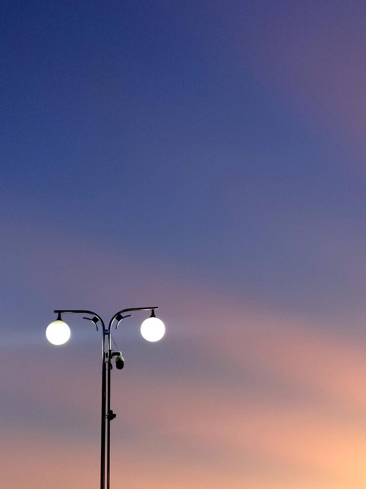 Foto vista de ângulo baixo da luz da rua contra o céu