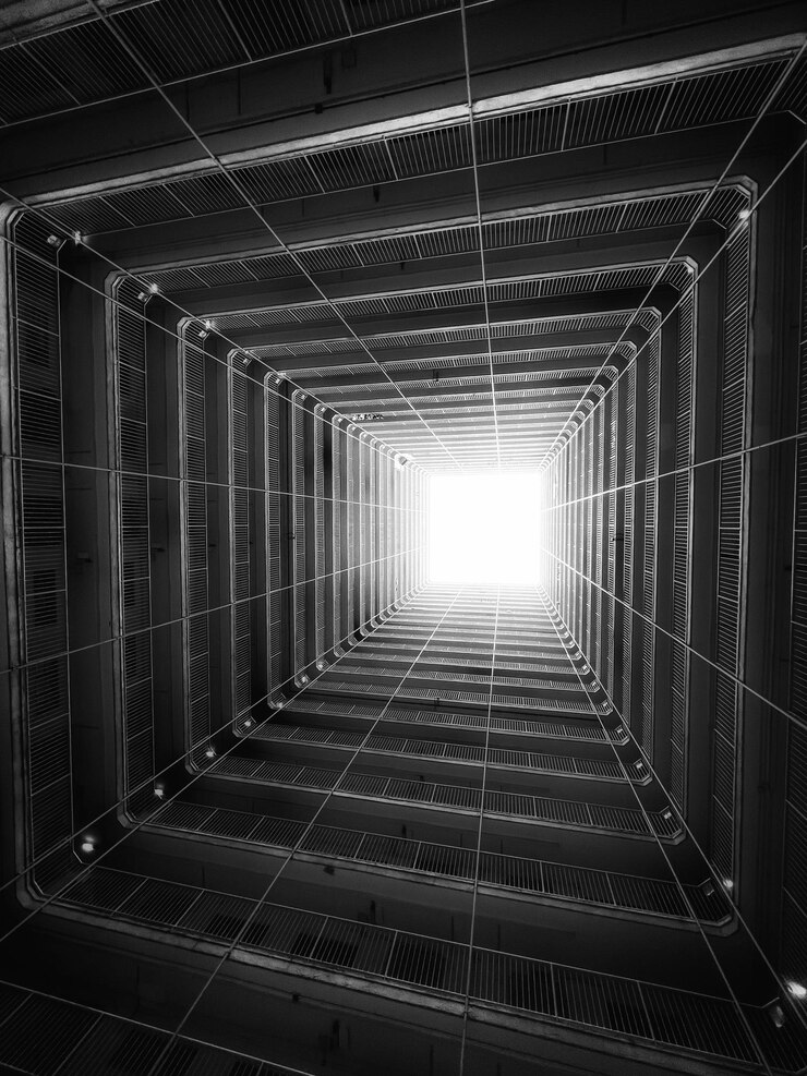 Foto vista de ângulo baixo da luz solar atravessando o teto em casas públicas