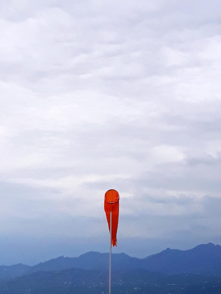 Foto vista de ângulo baixo da meia de vento contra o céu nublado