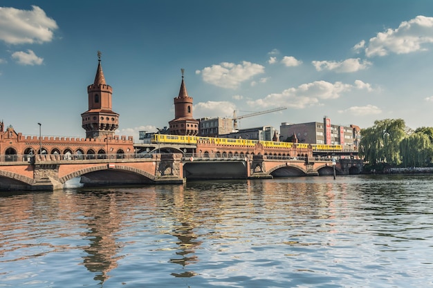 Vista de ângulo baixo da ponte de oberbaum sobre o rio Spree contra o céu