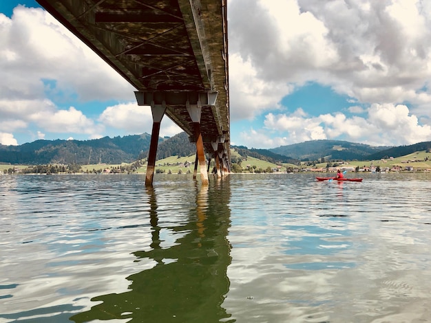 Foto vista de ângulo baixo da ponte sobre o rio contra o céu