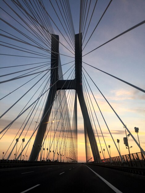 Foto vista de ângulo baixo da ponte suspensa contra o céu