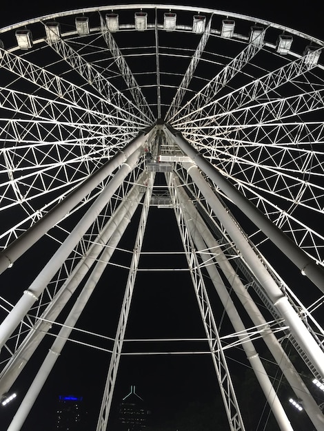 Foto vista de ângulo baixo da roda gigante contra o céu à noite