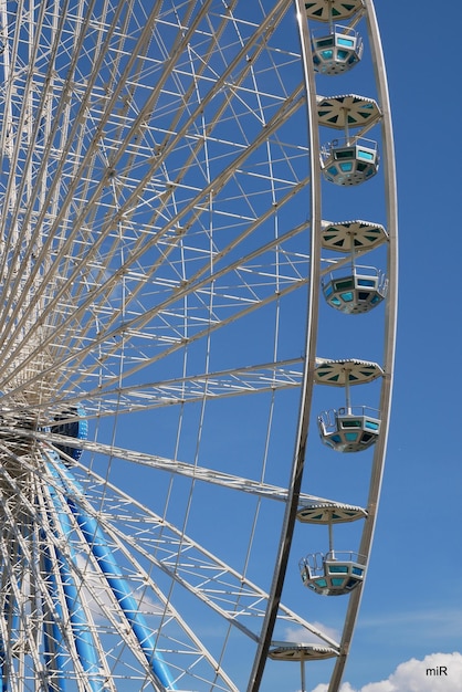 Foto vista de ângulo baixo da roda gigante contra o céu azul
