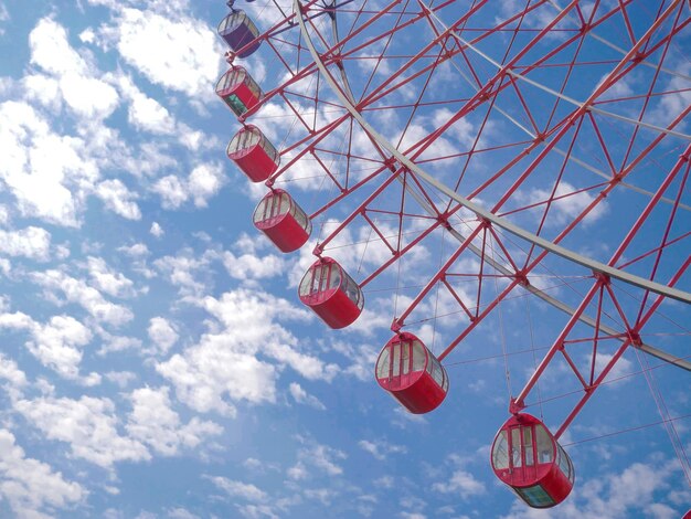 Vista de ângulo baixo da roda gigante contra o céu