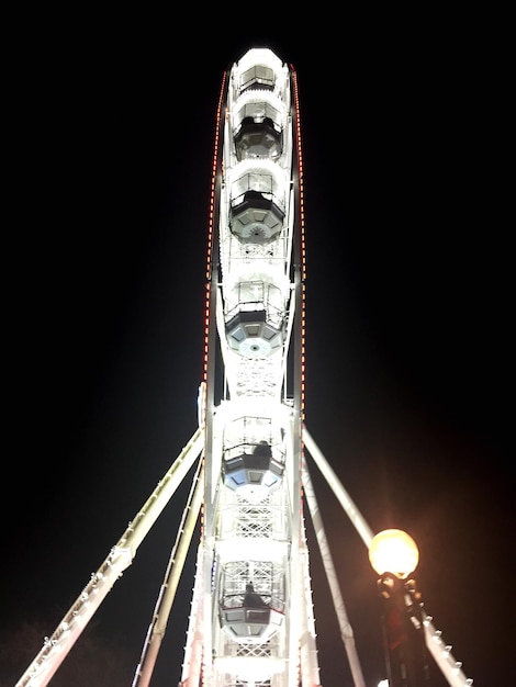 Foto vista de ângulo baixo da roda gigante iluminada