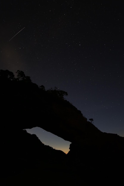 Foto vista de ângulo baixo da silhueta da montanha contra o céu à noite
