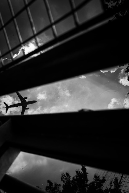 Foto vista de ângulo baixo da silhueta do avião contra o céu