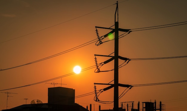 Vista de ângulo baixo da silhueta do pilar de eletricidade contra o céu romântico