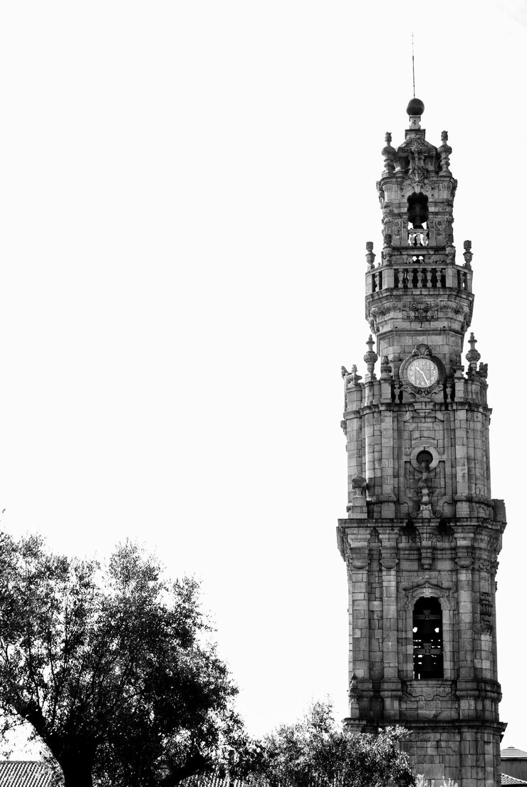 Foto vista de ângulo baixo da torre contra um céu claro