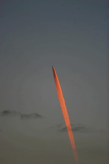 Foto vista de ângulo baixo da trilha de vapor contra o céu