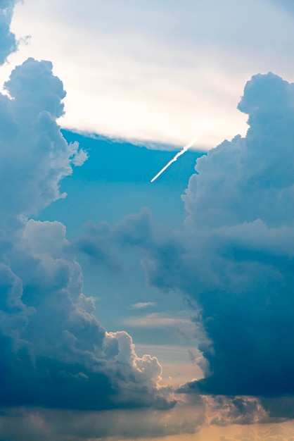 Vista de ângulo baixo da trilha de vapor no céu