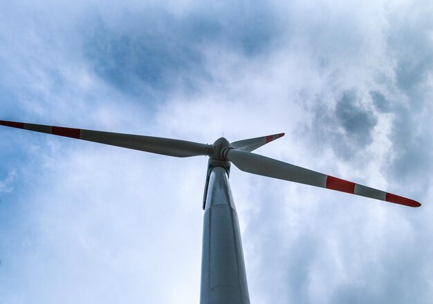 Foto vista de ângulo baixo da turbina eólica contra o céu