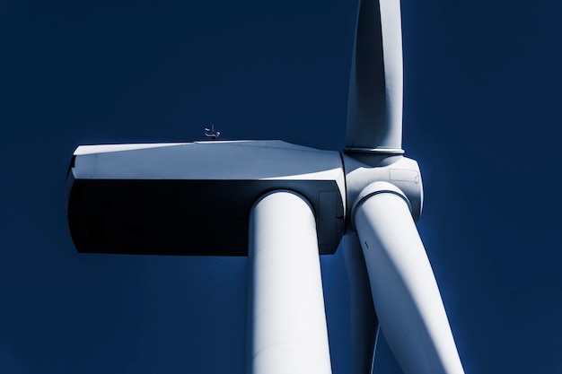 Vista de ângulo baixo da turbina eólica contra um céu claro