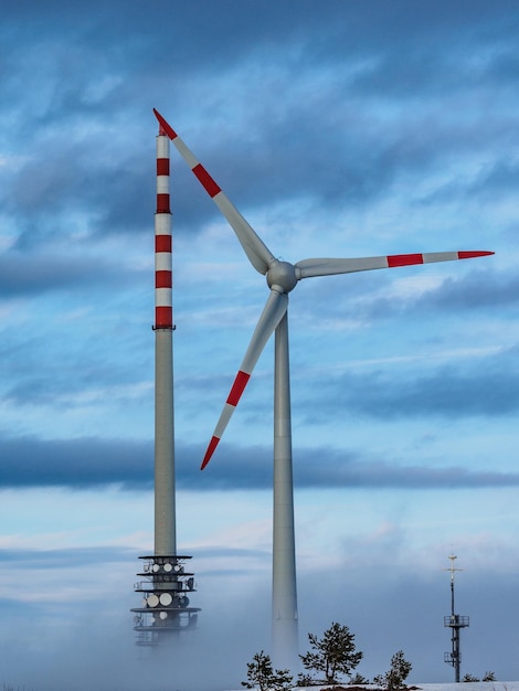Vista de ângulo baixo da turbina eólica contra um céu nublado