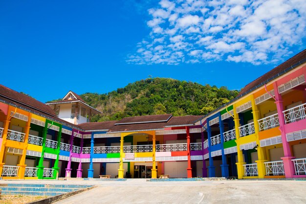 Vista de ângulo baixo de arranha-céus coloridos em Perlis Malaysia Foto Premium