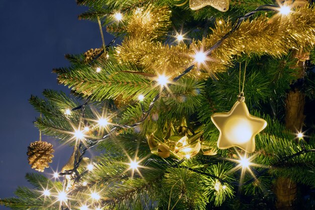 Foto vista de ângulo baixo de árvore de natal iluminada contra o céu