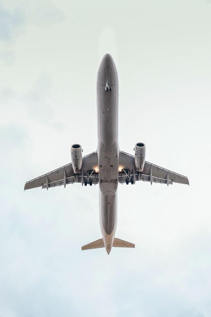 Foto vista de ângulo baixo de avião voando contra o céu