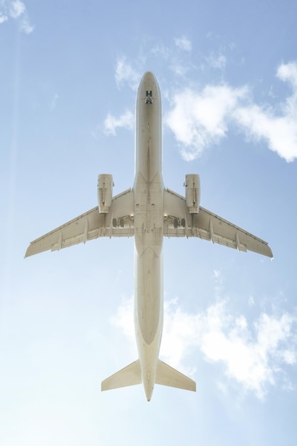 Vista de ângulo baixo de avião voando contra o céu