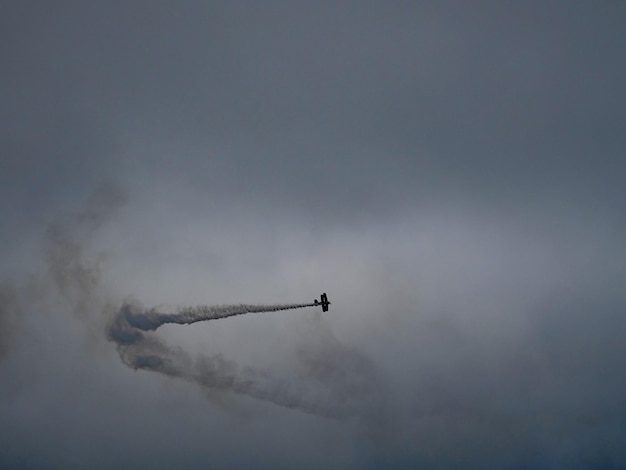 Foto vista de ângulo baixo de avião voando no céu