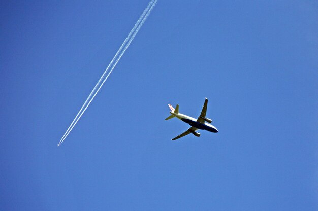 Foto vista de ângulo baixo de avião voando no céu