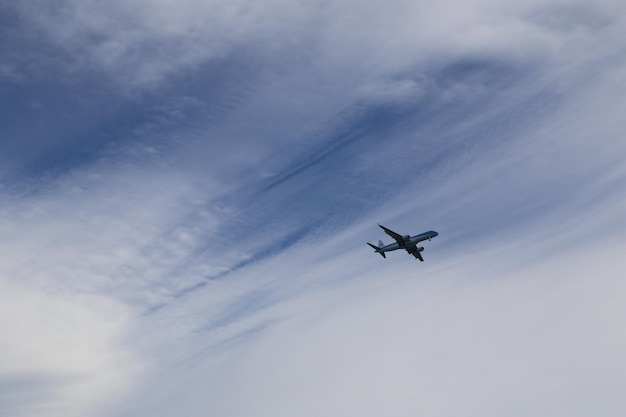 Vista de ângulo baixo de avião voando no céu
