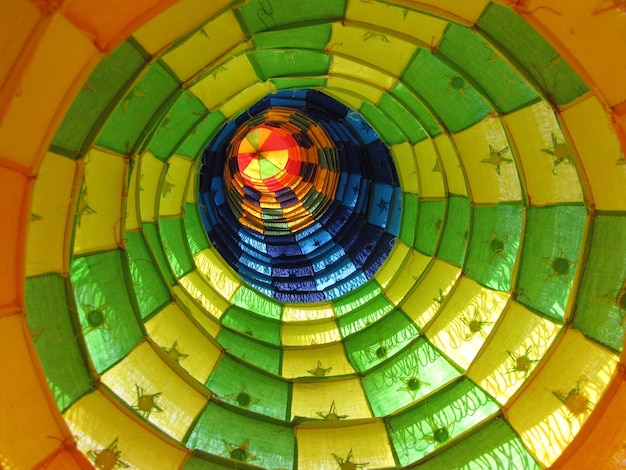 Foto vista de ângulo baixo de balão de ar quente