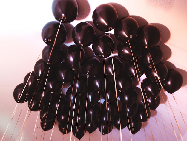 Foto vista de ângulo baixo de balões pretos