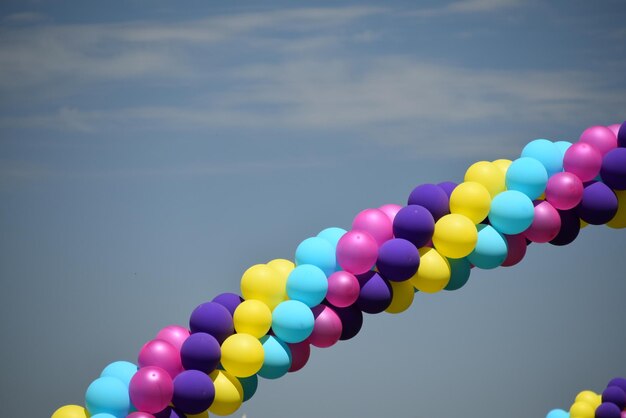 Foto vista de ângulo baixo de balões voando contra o céu