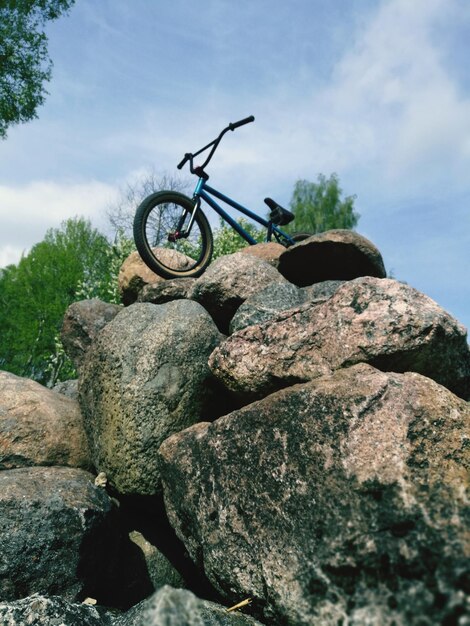 Foto vista de ângulo baixo de bicicleta em rocha