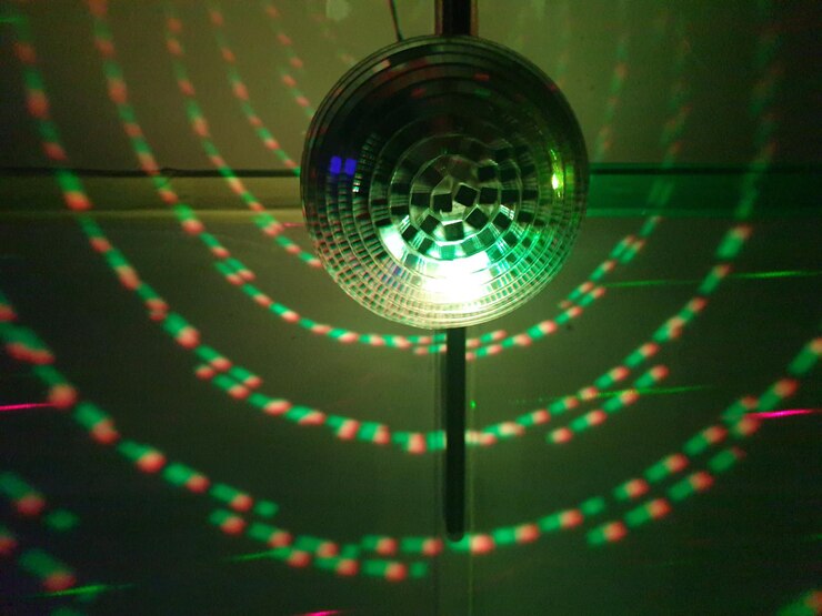 Foto vista de ângulo baixo de bola de discoteca pendurada do teto