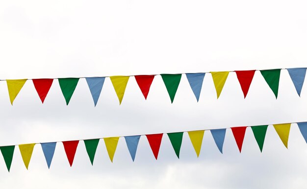 Foto vista de ângulo baixo de bunting contra o céu