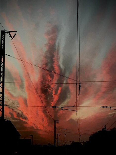 Foto vista de ângulo baixo de cabos de silhueta contra o céu ao pôr-do-sol