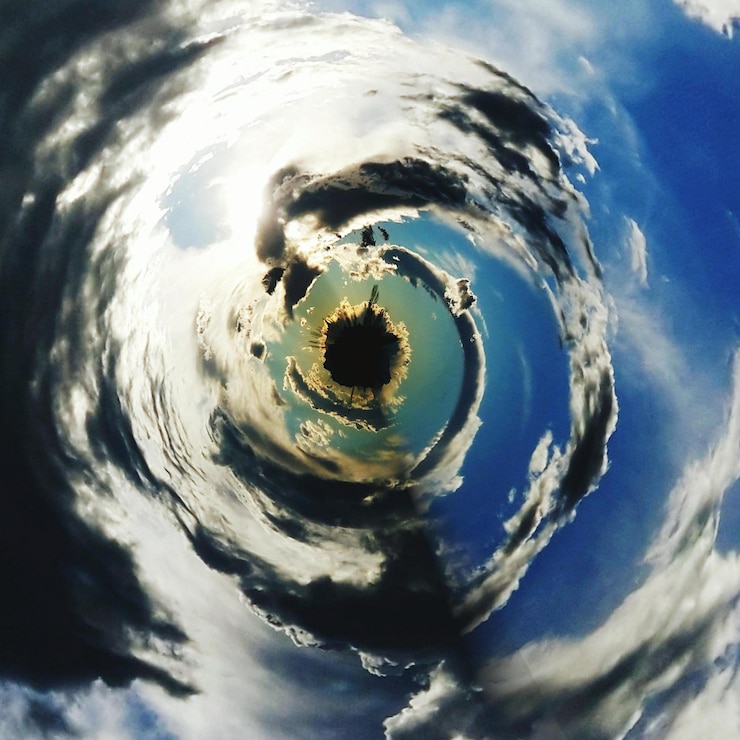 Foto vista de ângulo baixo de céu azul em espiral e nuvens