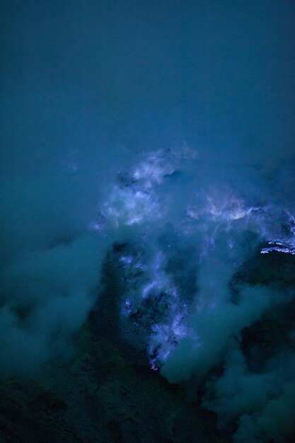 Vista de ângulo baixo de céu nublado à noite