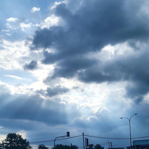 Foto vista de ângulo baixo de céu nublado em um dia ensolarado