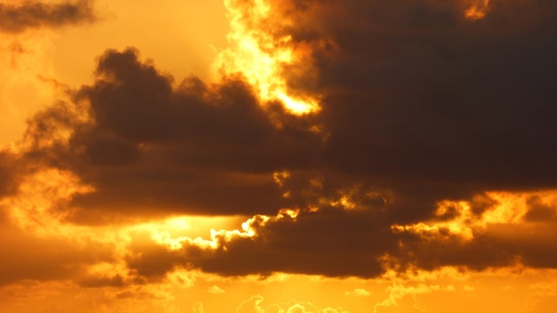 Foto vista de ângulo baixo de céu nublado no pôr-do-sol