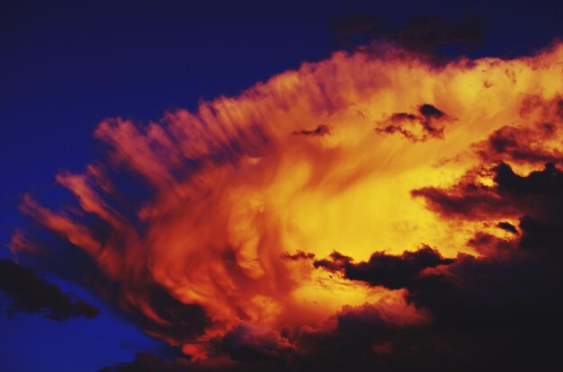 Foto vista de ângulo baixo de céu nublado no pôr-do-sol