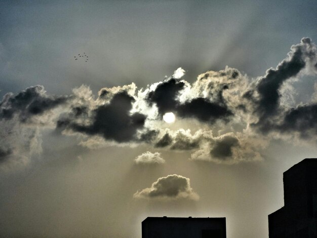 Foto vista de ângulo baixo de céu nublado no pôr-do-sol