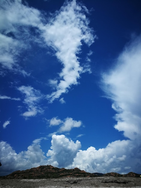 Foto vista de ângulo baixo de céu nublado sobre a terra