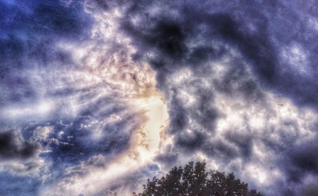 Foto vista de ângulo baixo de céu nublado