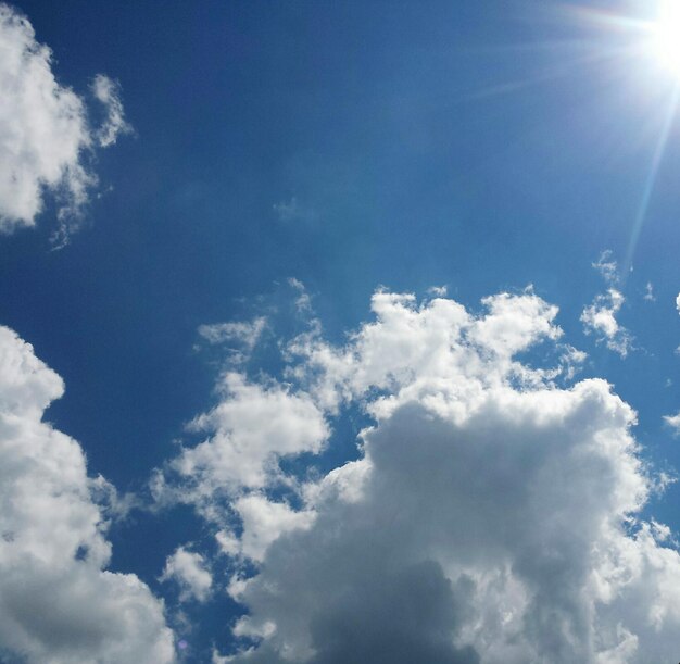 Foto vista de ângulo baixo de céu nublado