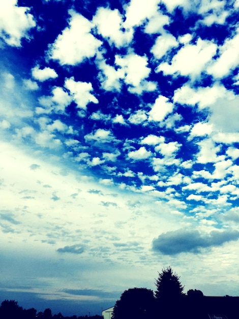 Foto vista de ângulo baixo de céu nublado