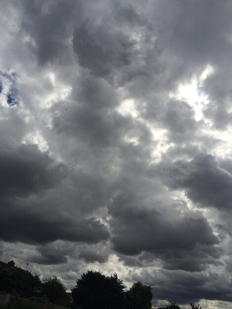 Foto vista de ângulo baixo de céu nublado