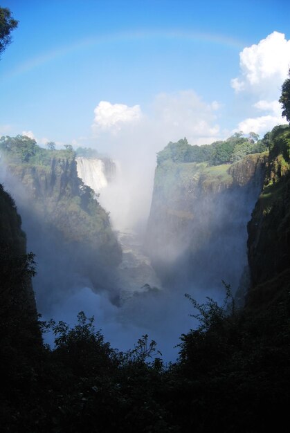 Vista de ângulo baixo de céu nublado